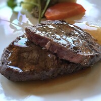 レッドフランマ - ＊ミスジは中央部分に筋がありますので、上下に切り筋を取って頂きました。 100gですので厚はありませんけれど、お肉自体は柔らかい。味わいは普通。 ステーキソースは少し甘めでしたので、レフォールと共に頂くと丁度いいですね。