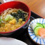 江戸家 - クリームシチューライスにセットの小そばとお新香