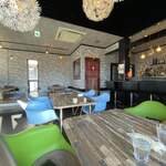 ハーブ&スパイス ファミリーレストラン Fewa - カレー屋らしからぬ雰囲気。