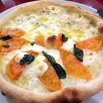 TRATTORIA IL PALLONCINO  - フレッシュトマトのピザとクアトロフォルマッジのハーフ&ハーフ
