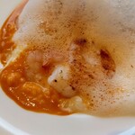 俺のフレンチ - 泡の下は海老で満員です　ビスクのい〜い匂い！
      それから　あっつあつで美味しかった