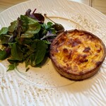 俺のフレンチ 横浜 - ポロ葱のキッシュ　¥480　前回から狙ってたの
                                思惑通り　この大きさ　これでこそ俺フレだよねー