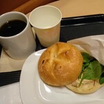 カフェ・ベローチェ - カイザーサンドツナメルトとホットコーヒーのセット