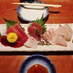 一心 - 旬の刺身盛り合わせ　一人前￥1,200（左から　赤身・中トロ・石鯛・カンパチ・鯛の昆布締め・しまあじ・平目）