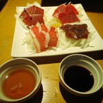 心人 - 馬刺し：心臓、赤身、ふたえご、レバー が彩良く盛り付けられています。　　　　　2019.12.06