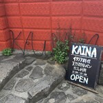 Kaina - お店の入り口にある看板です。後ろの鉄筋も店名の形になっています。