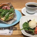 志津屋 - 生ハムクリームチーズカルネ（サラダ、コーヒーまたは紅茶付）