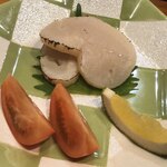 Sushi Ichou - 平貝の炙り。美味しいですねぇ、大振りです。トマトはいらなかったかしら(^^;;甘くて美味しいトマトでしたけれど