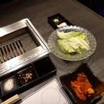 松阪牛焼肉M - 定食のキャベツとキムチと焼台
