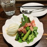 Okonomiyaki Teppan Yaki Sembeya - アスパラとベーコン炒め。440円