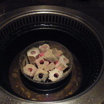焼肉ＤＩＮＩＮＧ牛若 - 【2012.03.　初訪】　炭の周りの水が無煙の工夫なのだとか