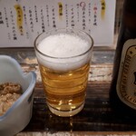 鯛の王様 - 瓶ビール610円とお通し(ホタテ)300円