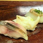 日々魚数寄 東木 - しめ鯖焙り、バイ貝、肝添え皮剥