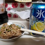 素うどん 四國屋 - ガツあえもの・缶チューハイ。