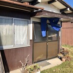 吾助 - 暖簾というベールに包まれた店内