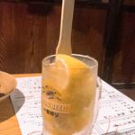 炭火やきとり 伝兵衛 - レモンが沢山入っているレモンサワー