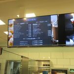 Cinnabon - 私はメニューの中からクラシックロールとバニラアイスコーヒーを注文してみました。