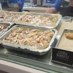 Cinnabon - お店には手際よく店員さんが目の前で作ったクラシックロールやミニボン等が並んでました。
