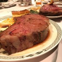 ロウリーズ・ザ・プライムリブ 恵比寿ガーデンプレイス店 - ダイヤモンド・ジム ブレーディーカット（骨付き690g）隣席のかたも690ｇ