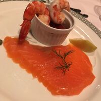 ロウリーズ・ザ・プライムリブ 恵比寿ガーデンプレイス店 - このサーモン旨いです