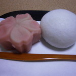 萬御菓子誂處 樫舎 - 薯蕷饅頭と桜の練り切り