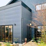 エンゾ コーヒー - スタイリッシュな外観。ちょっと奥まっています。