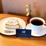 エンゾ コーヒー - ベイクドチーズケーキと深煎りコーヒー。