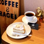 エンゾ コーヒー - 壁面の看板がおしゃれです。