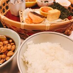 六峰館 - 朝食にはやっぱり納豆＆生卵♡