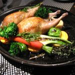 レストラン バカール - ブルターニュ産うずらに麦を詰めて丸ごとロースト