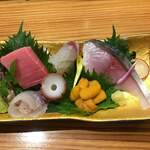 George - しめ鯖、生ダコと吸盤、ハタ、中トロ、4日間寝かせた鰆、ホッキ、ホタテ、ウニ。皮剥肝巻、