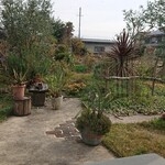 ルワム - 窓側の特等席から、庭を望む