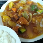 博龍 - 餡がたっぷり酢豚は、酸味強めで美味しい。何故かきゅうりまで入ってる。