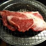 牛肉卸問屋直営　焼肉ホルモン酒場　oto-kichi - 1枚リブロース 焼網いっぱいの大きさです