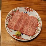 gyuunikuoroshidonyachokueiyakinikuhorumonsakabaotokichi - 山葵で食べる霜降りカルビ 今回は少なめにオーダー