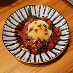 牛肉卸問屋直営　焼肉ホルモン酒場　oto-kichi 堺東駅前店 - 温玉がのった和牛ユッケ