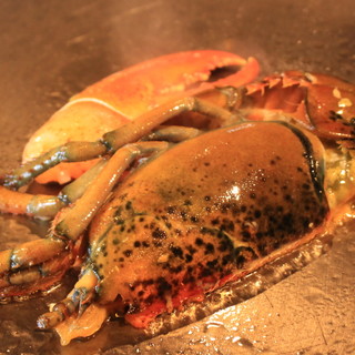 豪快な鉄板焼きで愉しむは、身がぎゅっと詰まったオマール海老