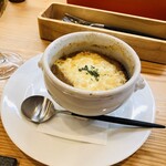 kitchen俊貴 - 7時間かけて仕上げたオニオンスープ　ポルチーニ茸を添えて