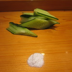天寿し - 胡瓜。手前の塩も美味いんです。