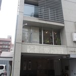 天寿し - こんなビルの１階です。