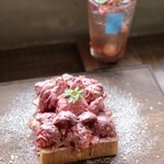 オソラカフェ - ルビーチョコレートと苺トースト、果肉入りいちごソーダ♡