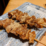 Taishuuishokuyashouki - お店名物のバリ皮串 1本50円。