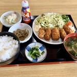 彩葉茶屋 - カキフライ定食、これで税込¥600-だよ。ドリンクついてるよ。