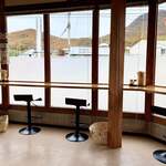 彩葉茶屋 - 各席に荷物置き完備。さり気ない心遣い、嬉しいね…