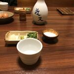 近又 - 皿そばの猪口と薬味とつけ汁の徳利です