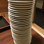 近又 - 食べた皿そばの皿を積み上げてます