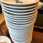 近又 - 食べた皿そばの皿を積み上げてます