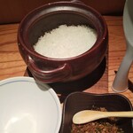 神田魚金 - 熱々で到着した土鍋の銀シャリ。