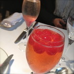 モナリザ 恵比寿店 - 薔薇のジャムのシャンパンカクテルと 苺のシャーベットのシャンパンカクテル