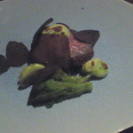 六雁 - 常陸牛ザブトンの炭火焼　天豆の油焼き　黒トリュフ